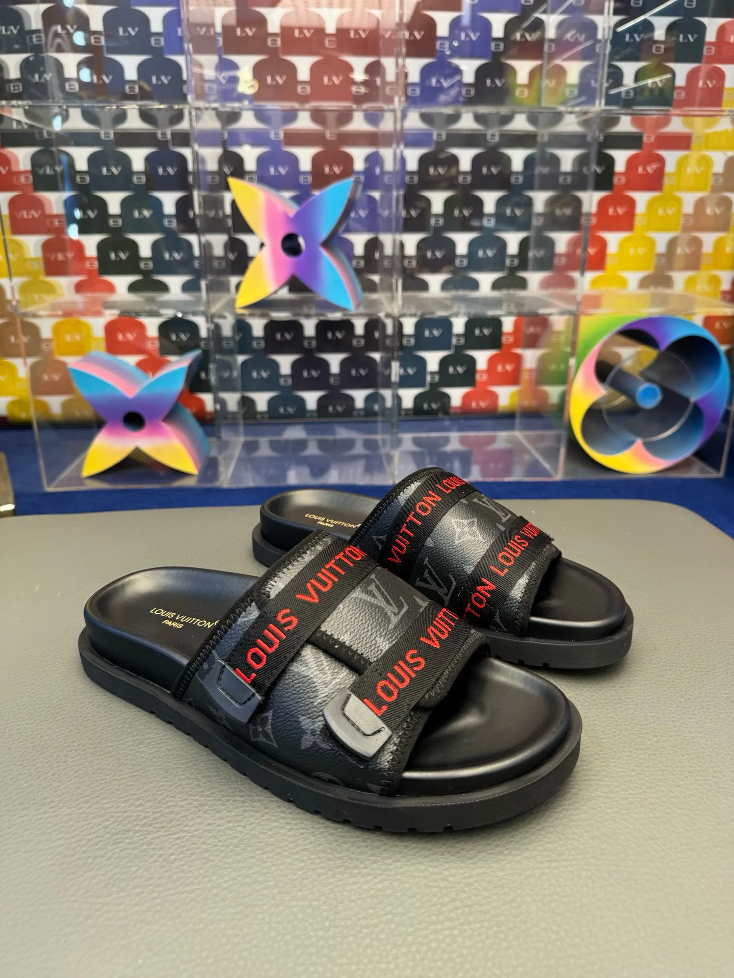[L Home] P: 340💰Size: 38-45 Top purchasing lv men's summer slippers, classic presbyopia with soft real leather lining, unique color splicing effect, distinctive personality, fashionable and trendy essential style, light and comfortable. Lightweight and tough rubber insole, micro ridged foam outsole, super comfortable!